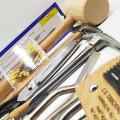 Grand choix d outils pour tapissier et couturières, Aiguille courbe, Carrelet courbe, Carrelet droit à une pointe, Chasse-clou, Ciseaux de garnisseur, Ciseaux pour tissu, Ciseau à bois, Ciseau à degarnir, Ciseau à dégarnir coudé, Houseaux, Maillet, Mètre ruban, Pied de biche, Râpes à bois, Semence tapissier, Semences (ce sont de petits clous à tête plate), Tendeur de sangle, Tire sangle, Tire-crins, Aiguilles droites.